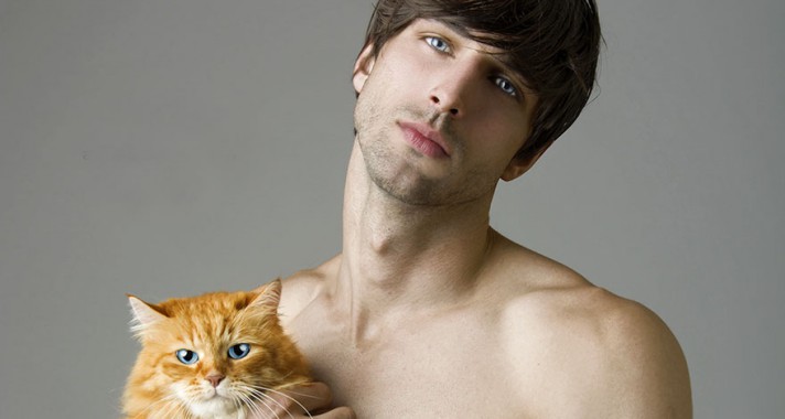 Férfi modellek macskákkal- fotósorozat