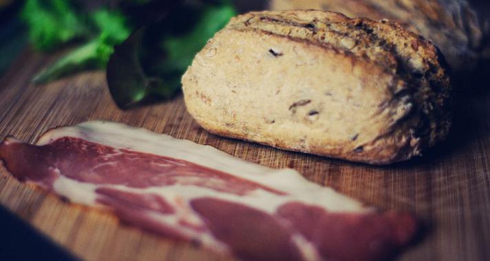 Baconbe göngyölt feta, salátával