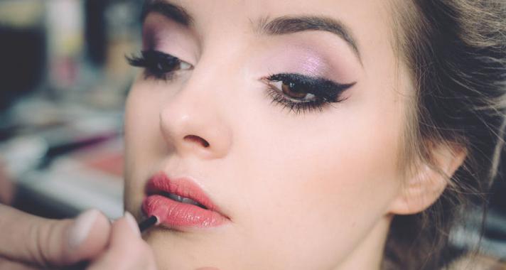 Mit tegyünk, ha túlszedtük, vagy sérülés miatt hiányos a szemöldökünk?