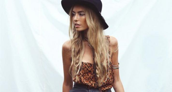 Bohém nyári trend: dobd fel kis fonatokkal a kócos hajad