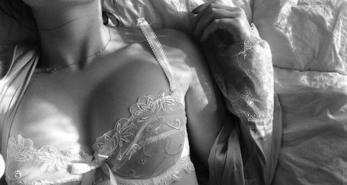 Miért játszák meg magukat a nők az ágyban?