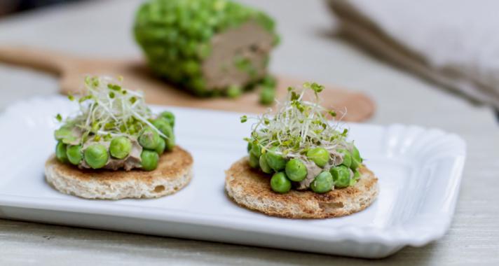 Hétvégi vendégváró: zöldborsós májpástétom tekercs