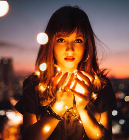 Életünk mozgatórugói: Sorsszerűség vagy szabad akarat?