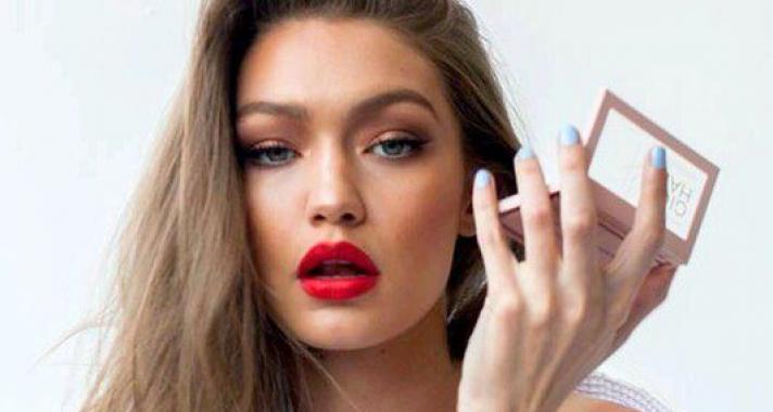 Top10: hangsúlyos sminkek, amelyeket feldobhatsz a Csók Világnapjának alkalmából