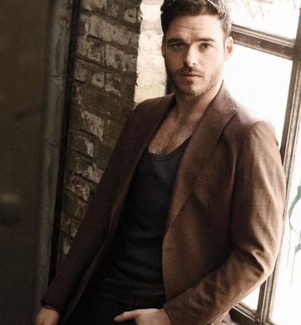 10 fotó, ami világossá teszi, hogy miért őrülünk meg Richard Madden-ért