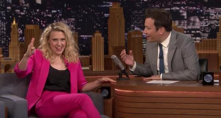 Magyarul rappelt a színésznő Jimmy Fallon műsorában