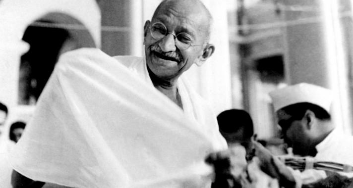 „A szeretet lángjaiban a legkeményebb vasnak is meg kell olvadnia.”	Idézetek Mahatma Gandhi-tól