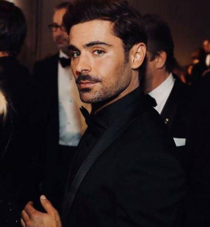 10 kép, ami bizonyítja, hogy Zac Efron tinisztárból igazi szexi pasi lett
