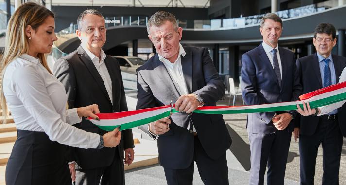 Megnyílt a világ egyik legmodernebb Mercedes-Benz márkakereskedése Budaörsön