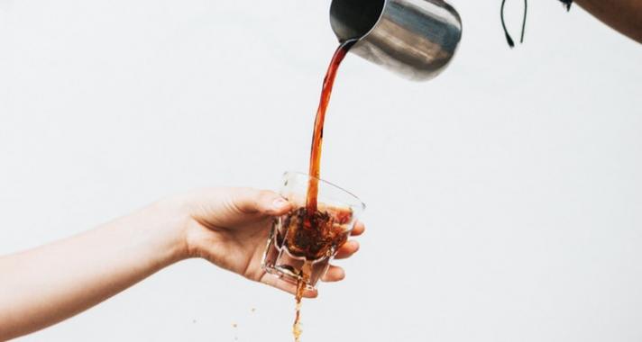 A hosszú élet titka: kevesebb kávé és mérsékelt mennyiségű alkohol