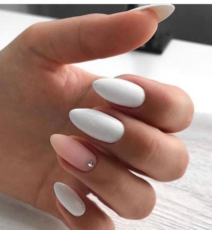 Top10: amikor a kevesebb több - minimál manikűr ötletek fehérrel
