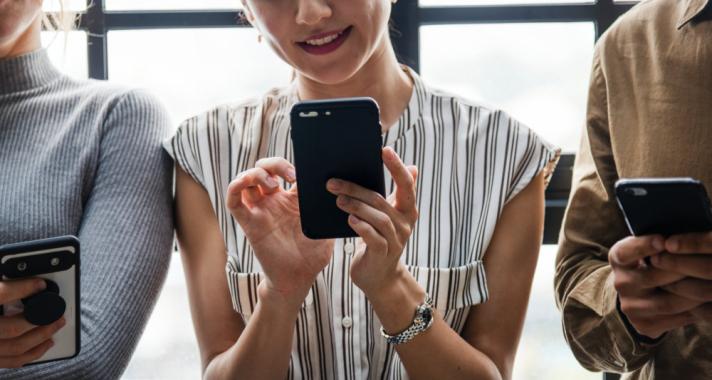 Ez történik akkor, ha egész nap a telefonodat nézed