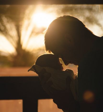 'Mit jelent apának lenni? Azt, hogy gondoskodnunk kell egy másik emberről, és hogy felelősek vagyunk az életéért.' Idézetek az apaságról