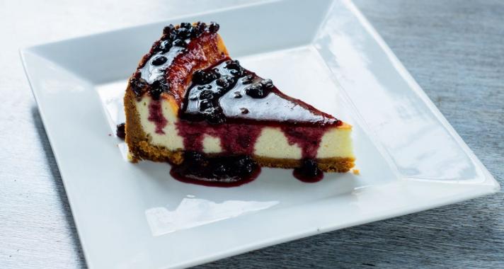 Isteni fehércsokoládés sajttorta, áfonya öntettel