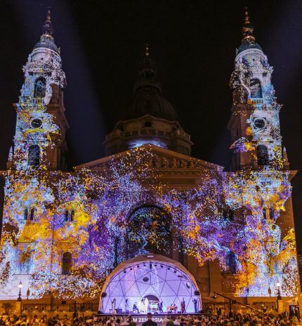 Világsztárok és egyedülálló élmény a Szent István téren