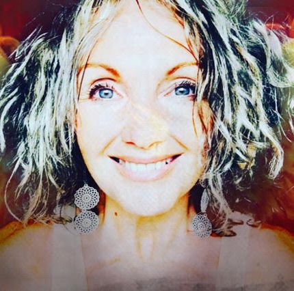 Fashion Designer-ből Vénuszi Nagykövet és Beavató papnő. Anaiya Sophia Magyarországon.