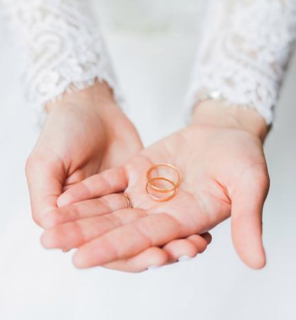 Ezért viseljük a karikagyűrűt a jobb kezünk negyedik ujján