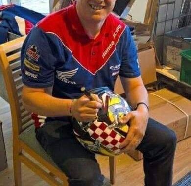 Állatokon segíthetnek, akik licitálnak a John McGuinness által aláírt sisakra