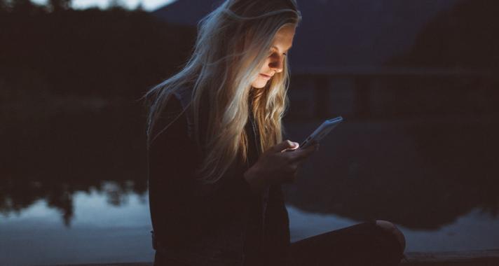 Egész nap a telefonodat nézed? Ezekkel a következményekkel számolj!