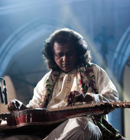 A slide gitár indiai guruja érkezik a Müpába