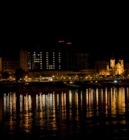Budapest üres szállodák kivilágított ablakain keresztül üzen a világ nagyvárosainak