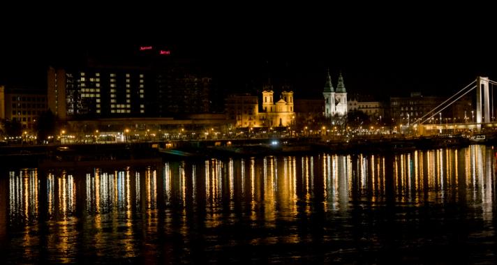 Budapest üres szállodák kivilágított ablakain keresztül üzen a világ nagyvárosainak