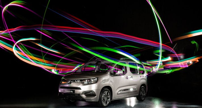 KÜLÖNLEGES HAZAI MŰVÉSZETI PROJEKT FŐSZEREPLŐJE VOLT A VADONATÚJ TOYOTA PROACE CITY VERSO