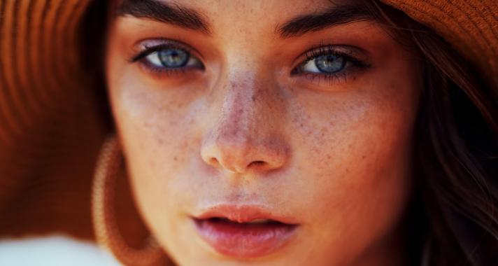 Nyári sminkötletek - 3 dolog, amit érdemes a nyaralásra is magaddal vinned