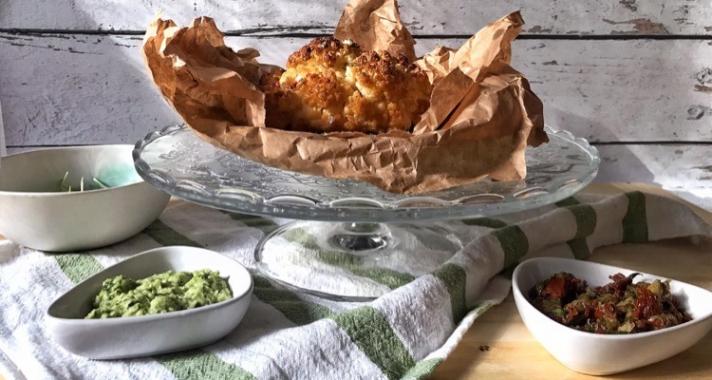 Egészben sült karfiol, isteni szószokkal (zöld tahini, zöldfűszeres joghurt)