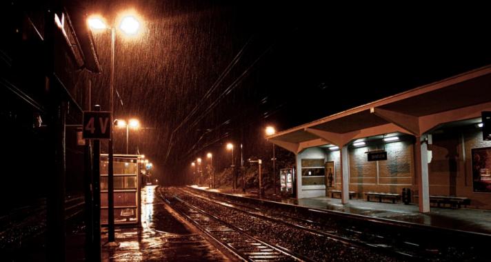 Éjszaka az íróasztal alatt