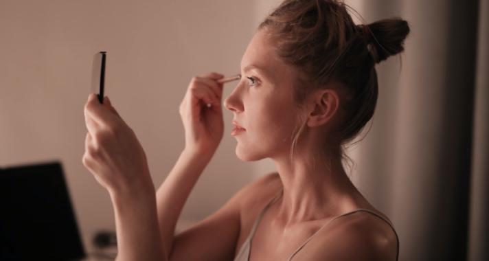 A sminkmesterek gyors trükkje, mely nagyítja a szemet