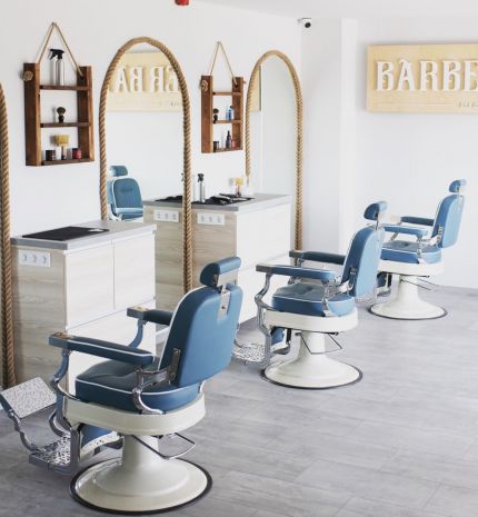 Borbély a kikötőben - Barber Bay Budapest