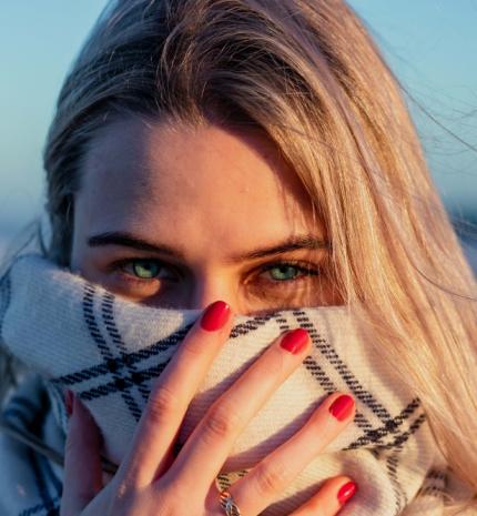 5 hatásos tipp, melyekkel megszabadulhatunk a szem alatti karikáktól, táskáktól