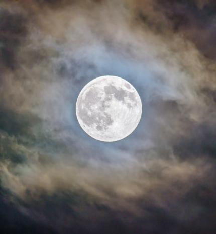 Telihold Jupiter erejével