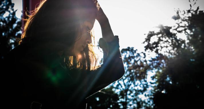 A tükör előtt állva