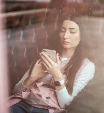 Miért érzik szükségét a nők az állandó posztolásnak?