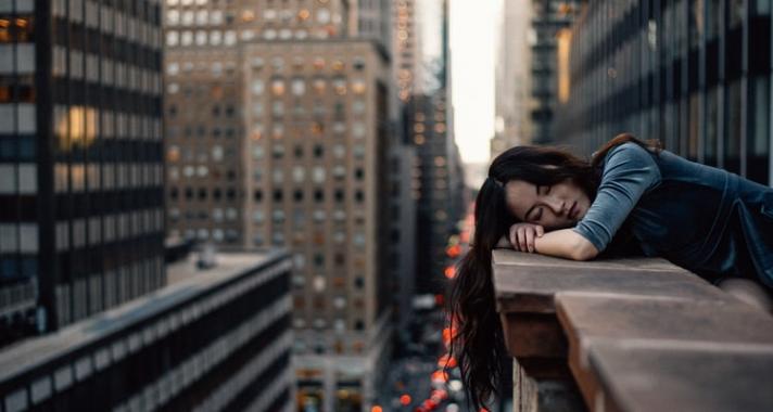 Introvertált személyiségjegyek, mely megnehezíti az ismerkedést