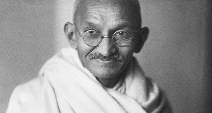 „A szeretet lángjaiban a legkeményebb vasnak is meg kell olvadnia.”	Idézetek Mahatma Gandhi-tól