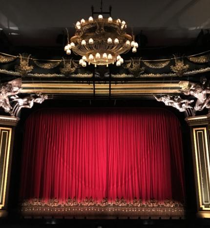 Egy magával ragadó történet, füstillat és tapsvihar - ezért imádunk még mindig színházba járni