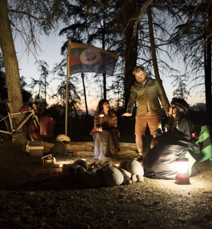 Együttműködésbe kezdett az outdoor ruházatok és a kerékpársport két nagyágyúja: itt a Fjällräven és a Specialized első közös projektje, a The Great Nearby