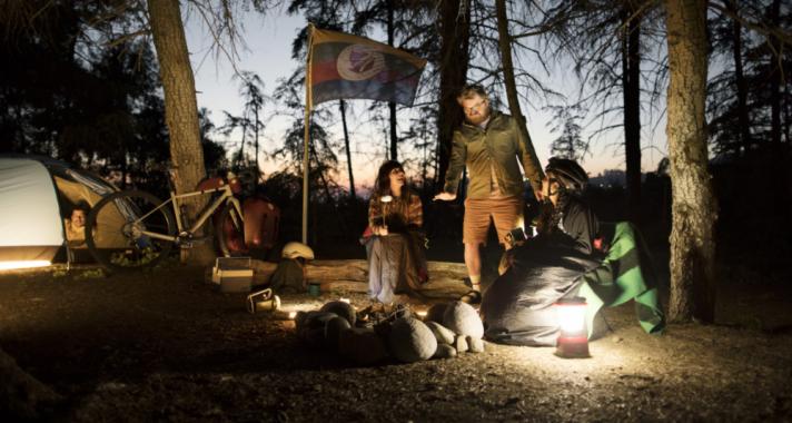 Együttműködésbe kezdett az outdoor ruházatok és a kerékpársport két nagyágyúja: itt a Fjällräven és a Specialized első közös projektje, a The Great Nearby