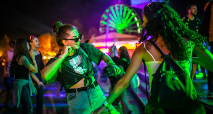 Hatalmas durranások: Sean Paullal, a Clean Bandittel és a Balaton legnagyobb tűzijátékával tér vissza Zamárdiba a STRAND Fesztivál