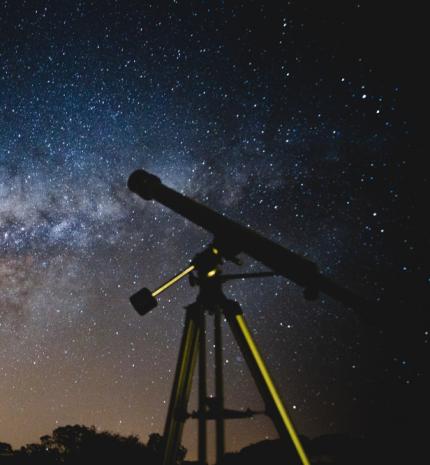 Ma egy nagyon kellemes hatást élvezhetünk, ugyanis egy egyenlőszárú háromszög rajzolódik ki az égen