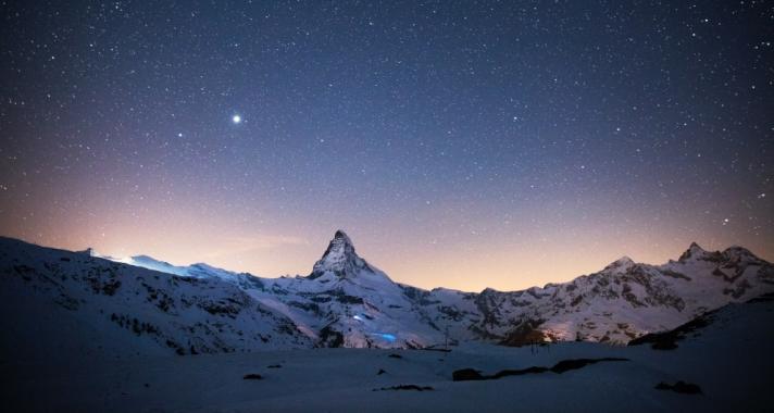 Egy feszültséggel és frusztrációkkal teli derékszögű háromszög alakul ki az égen