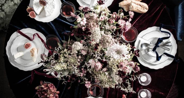 Minimalista skandináv design és örökkön örökké Így dekoráld az esküvői ünnepi asztalt időtálló darabokkal!