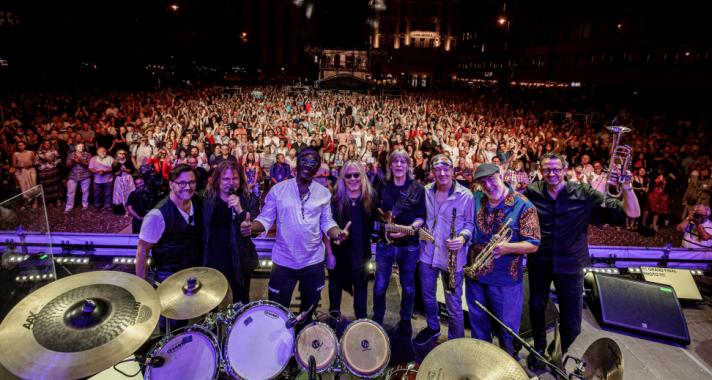 A világhírű Leslie Mandoki & Mandoki Soulmates augusztus 20-án, lépnek fel Kolozsvár Főterén