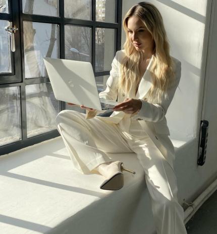 Nemcsak szép, okos is - Interjú dr. Orosz Cynthiával, aki különleges interjúival segít tudatosabbá válni, fejlődni