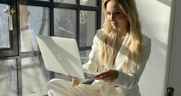 Nemcsak szép, okos is - Interjú dr. Orosz Cynthiával, aki különleges interjúival segít tudatosabbá válni, fejlődni