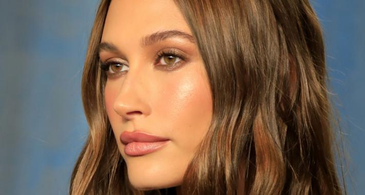 Hailey Bieber megmutatja a 'Go to Vibe' sminkjét az új TikTok videójában