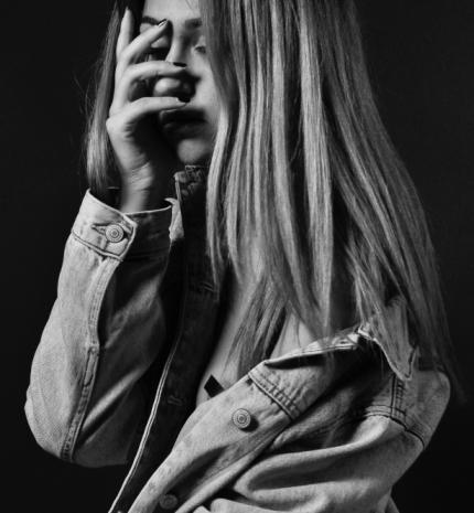 Kéz a kézben – én és a szorongás fojtogató jelenléte az ünnepek alatt